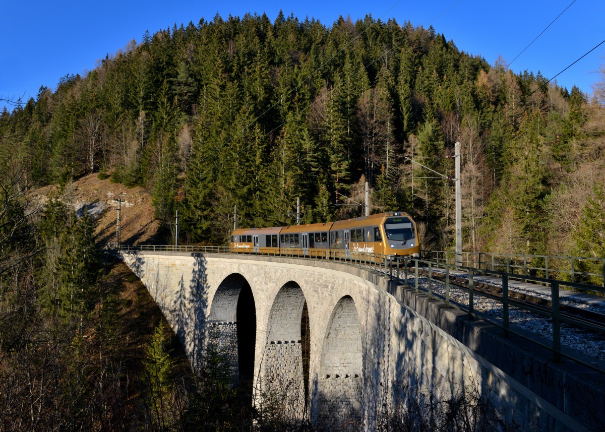 NÖVOG ET 9 als R 6811 am 06.12.2015 auf dem Saugraben-Viadukt bei Annaberg. 