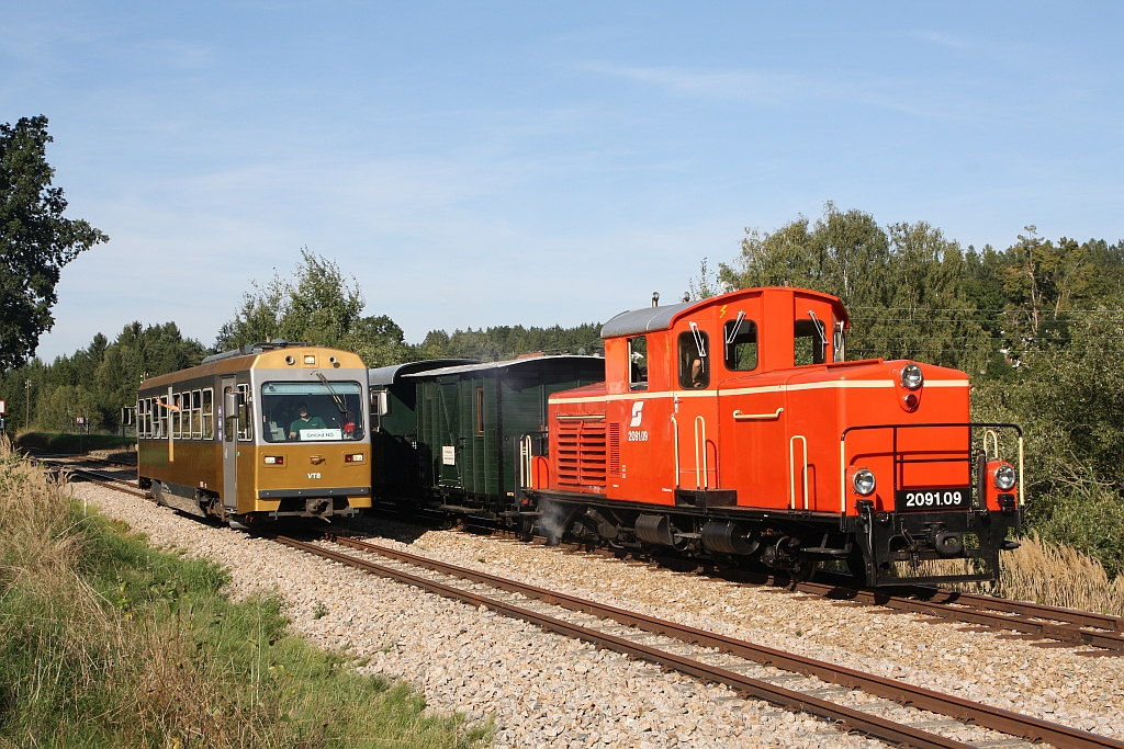 NÖVOG VT8 (ex ÖBB 5090) und WSV 2091.09 am 09.September 2023 kurz vor dem Bahnhof Alt Nagelberg.