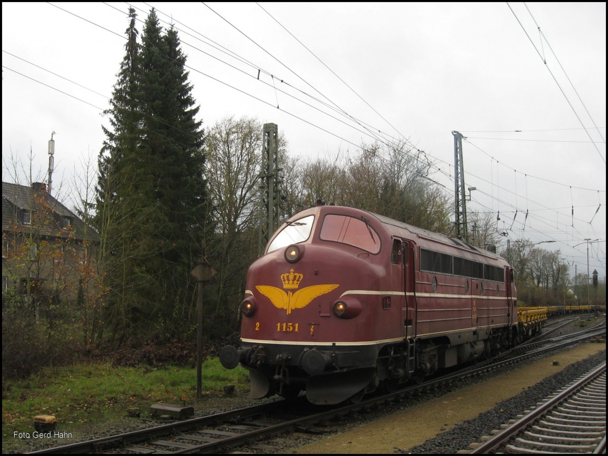 NOHAB 1151 rangierte am 17.11.2015 im Bahnhof Hasbergen einen Flachwagen Zug zusammen. Da Hasbergen über kein Ausziehgleis mehr verfügt, die selbigen wurden zu Stummelgleisen verkürzt, musste die Lok mehrfach auf Fahrplanlücken warten, um für die Rangiervorgänge die Hauptstrecke zu nutzen!