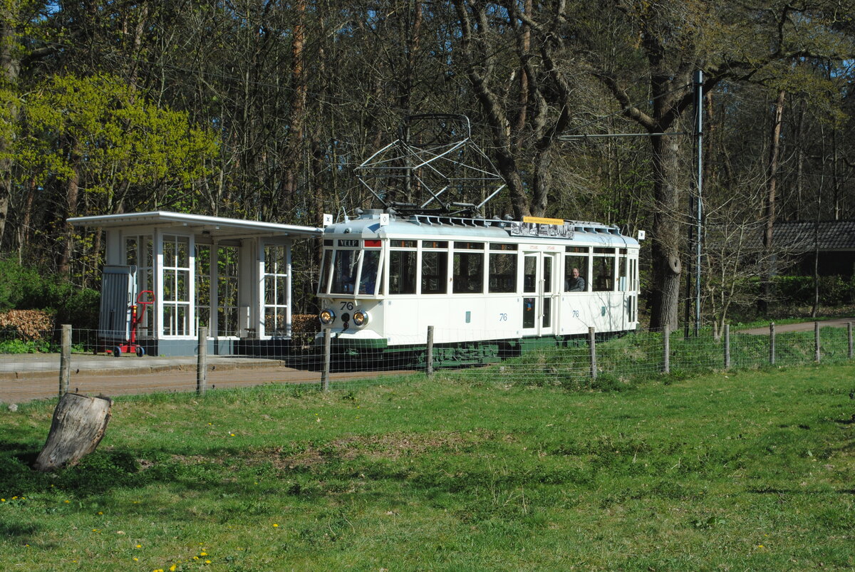 NOM 76 an der Haltestelle  Erven  im Freilichtmuseum in Arnhem am 08.04.2025. Bild 23346.