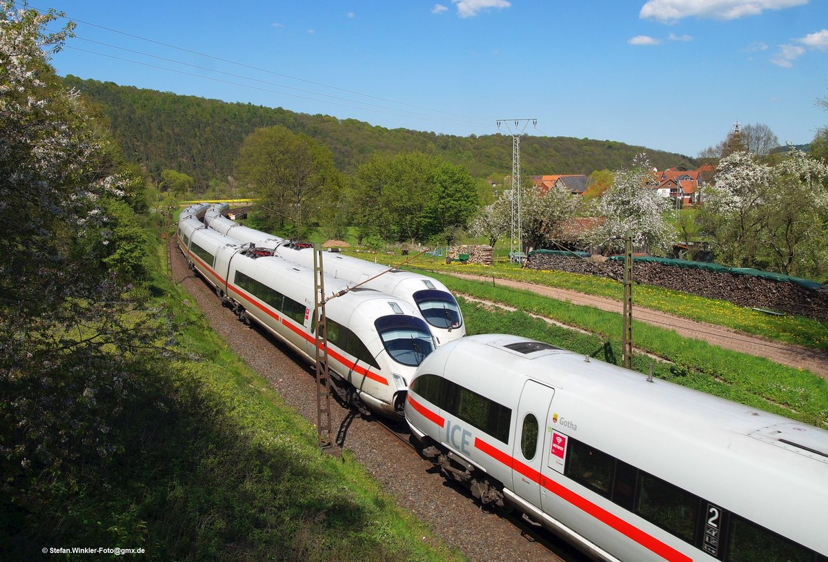 Nord-Süd-Strecke etwas südlich von Unterhaun. Zufällig begegnen sich zwei ICE-Züge, als ich auf der Feldwegbrücke auf Güterzüge warte. Foto vom 7.Mai 2016.