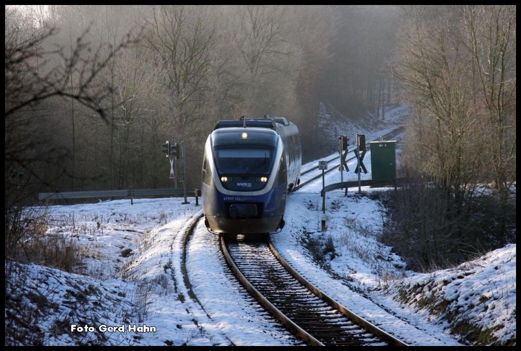 Nord West Bahn VT 643311 überquert am 4.2.2015 um 9.50 Uhr auf der Fahrt nach Osnabrück den Teutoburger Wald bei Hilter.
