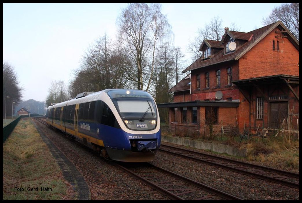 Nord West Bahn VT 643316 fährt in Höhe des ehemaligen Bahnhof Gebäudes am 17.1.2015 um 9.53 Uhr aus Richtung Osnabrück kommend in den Kreuzungsbahnhof Wellendorf ein.
