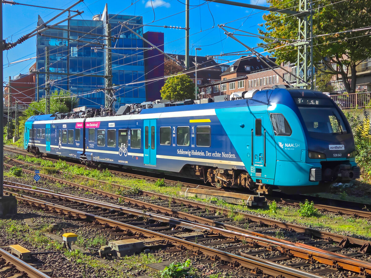 Nordbahn ET 526 043 bei der Einfahrt in Kiel Hbf, 04.10.2026.