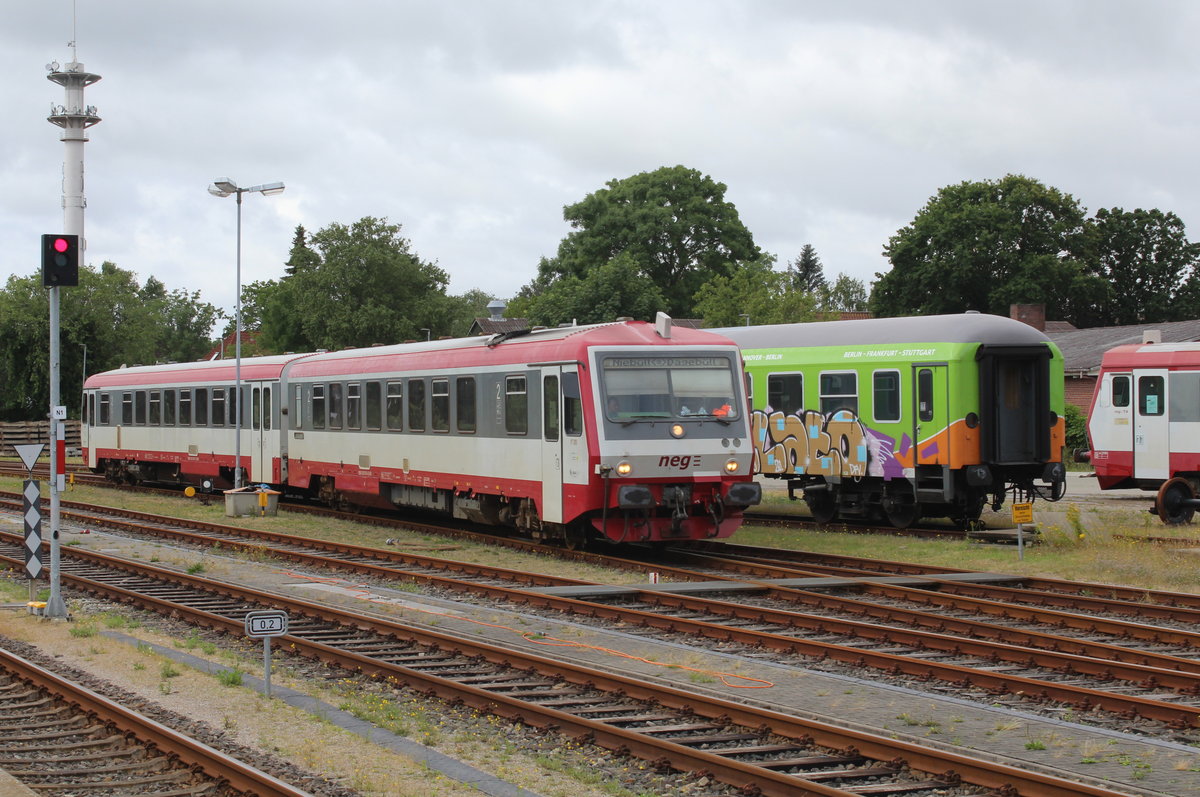 Norddeutsche Eisenbahngesellschaft (NEG): Die Triebwagengarnitur VT 505+506 steht am 7. Juli 2020 auf dem Abstellgleis in Niebüll abfahrbereit. In wenigen Minuten wird diese Garnitur vom Bahnhof Niebüll (NEG) nach Dagebüll Mole abfahren.