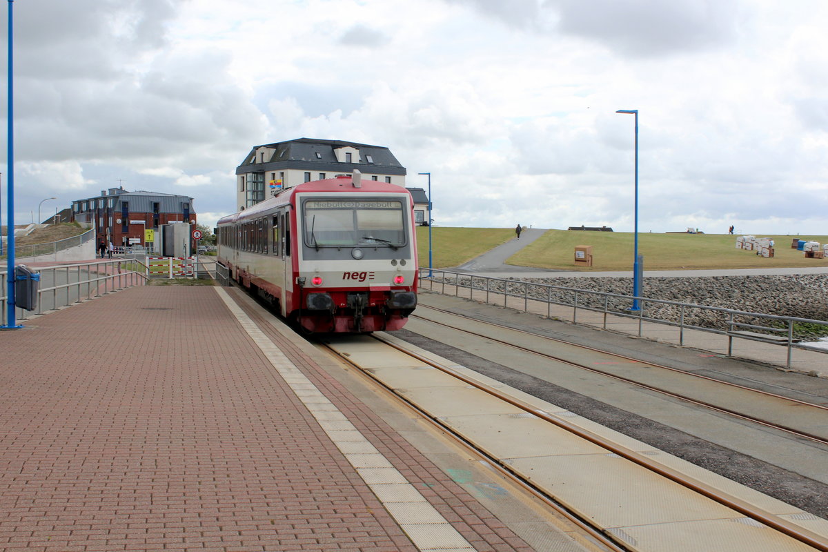 Norddeutsche Eisenbahngesellschaft (NEG): Die Triebwagengarnitur VT 506+505 verlässt am 7. Juli 2020 Dagebüll Mole in Richtung Niebüll.