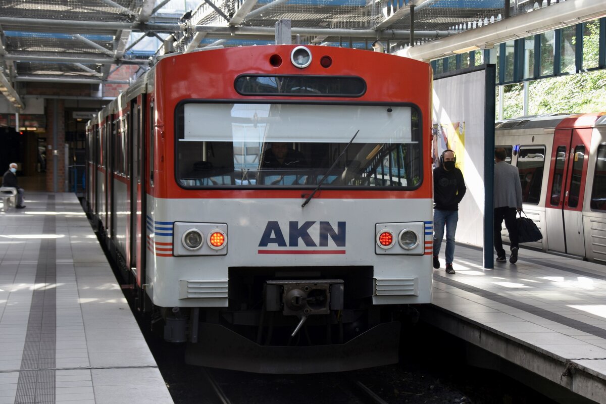 NORDERSTEDT (Kreis Segeberg), 09.10.2020, ein AKN-Zug der Linie A2 ist im Bahnhof Norderstedt Mitte (gemeinsame Nutzung durch AKN und Hamburger Hochbahn) eingetroffen und fährt in einigen Minuten zurück nach Ulzburg Süd