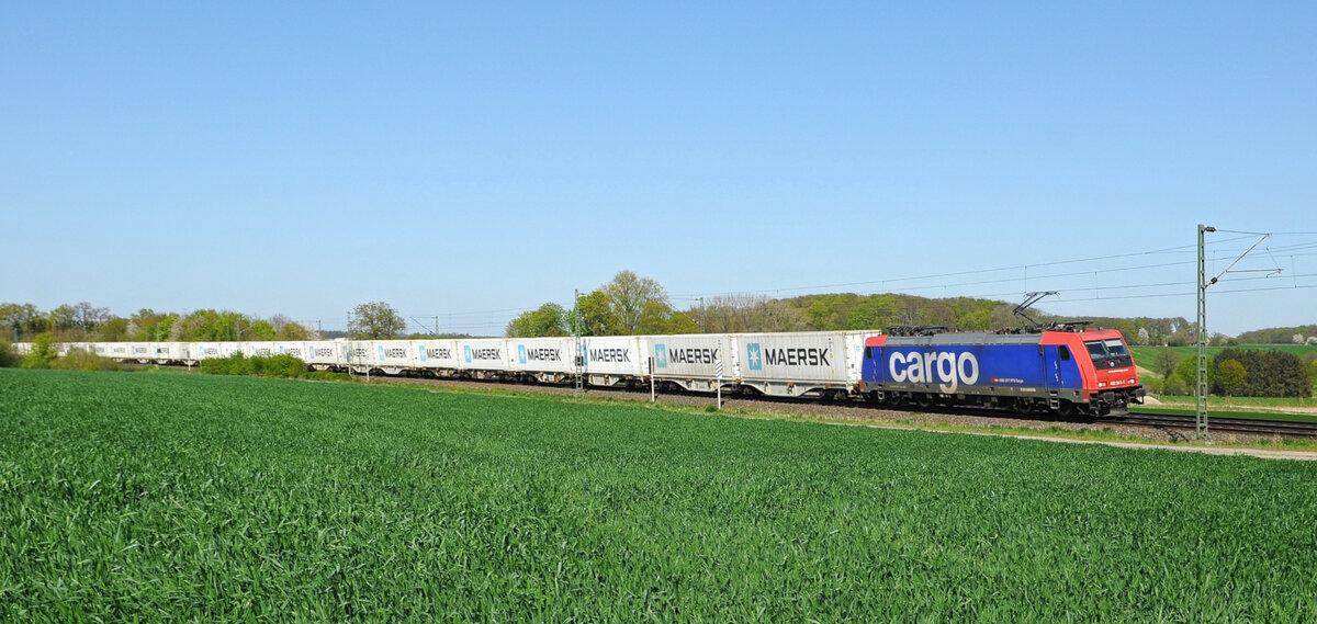 Nordic Re-finance Re 482 041, vermietet an MKB, mit Containerzug in Richtung Osnabrück (Vehrte, 23.04.2022). Die Lokomotive wurde neben anderen dieser Baureihe in 2020 an das schwedische Unternehmen Nordic-Re finance AB verkauft, fährt aber noch in den Farben des Vorbesitzers.