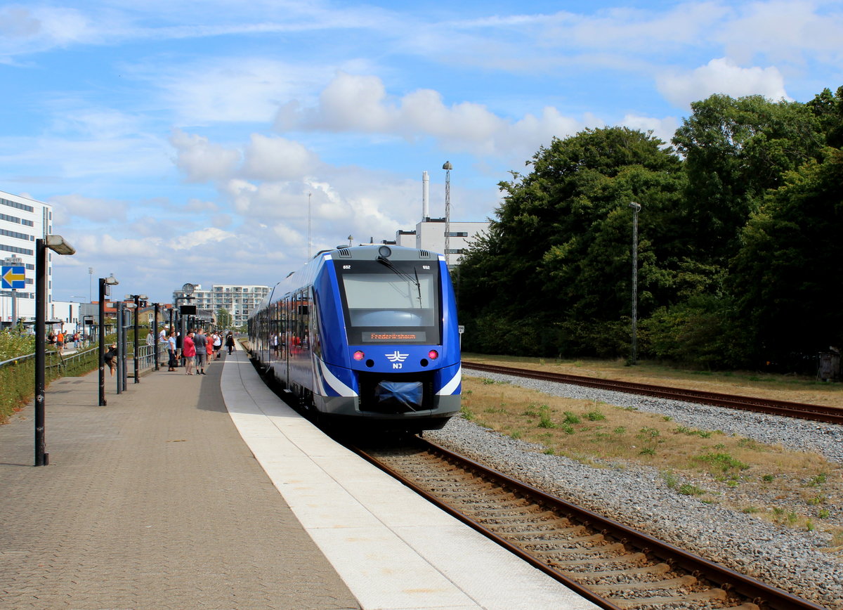 Nordjyske Jernbaner (NJ): Im Bahnhof Hjørring hält am 3. August 2018 der LINT 41 Lm 652-682 als Regionalzug nach Frederikshavn. Der Zug ist wenige Minuten früher aus Aalborg angekommen. - Lm 652-682: 95 86 6481 652-6 DK-NJJ.