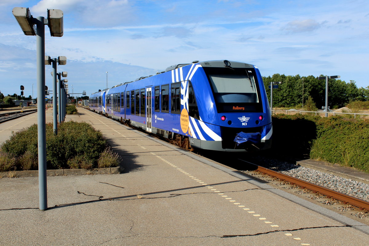 Nordjyske Jernbaner (NJ): Lm 676-646 (LINT 41 95 86 6481 646-8 DK-NJJ) + Lm ? verlassen am 3. August 2018 als Regionalzug nach Aalborg den Bahnhof Frederikshavn.