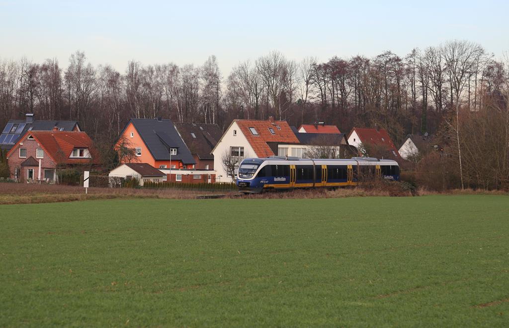 Nordwestbahn am 14.2.2019 um 9.38 Uhr auf dem Haller Willem Richtung Brackwede. Derzeit ist der letzte Abschnitt nach Bielefeld von Brackwede aus nur mit dem Bus zu erreichen. Die Nordwestbahn Züge enden in Brackwede. Hier ist VT 643329 bei Osnabrück - Hörne unterwegs.