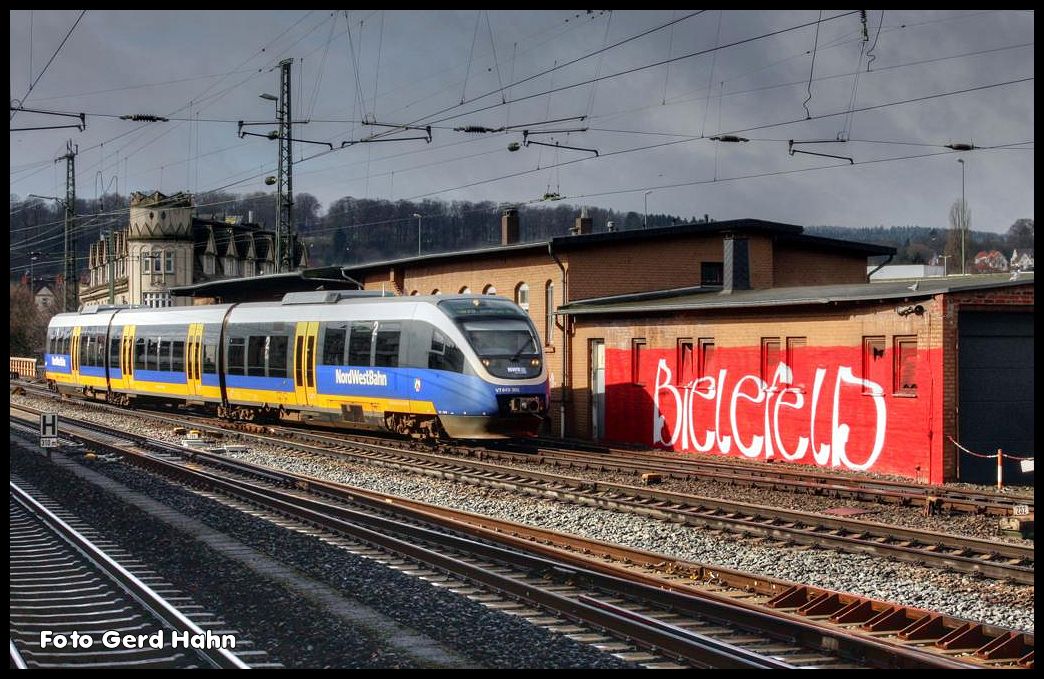 Nordwestbahn Talent 643303 fährt am 2.4.2015 um 10.49 Uhr aus Osnabrück kommend in den HBF Bielefeld ein.