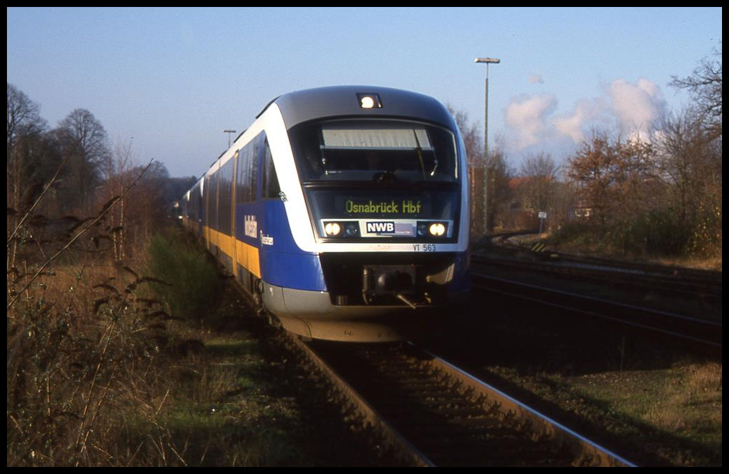 Nordwestbahn VT 563 ist hier aus Bremen kommend am 8.12.2001 in Osnabrück Eversburg um 13.50 Uhr in Richtung Endbahnhof Osnabrück HBF unterwegs.