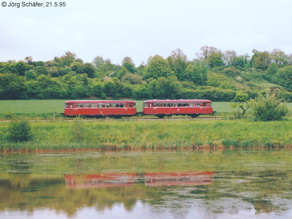 Nordwestlich von Mönchherrnsdorf spiegelte sich das Schienenbuspärchen am 21.5.95 in einem Tech.