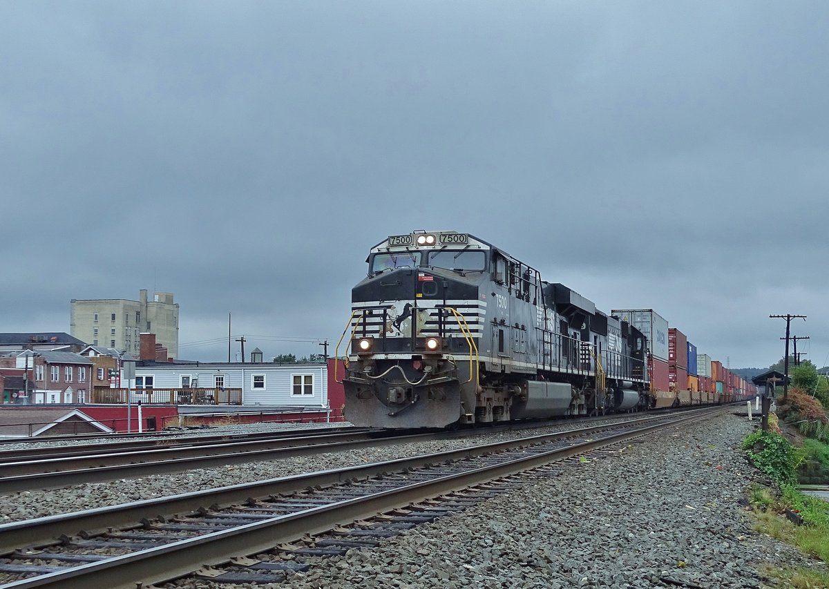 Norfolk Southern 7500 GE ES44DC in Latrobe,Pennsylvania am 8.10.2017.