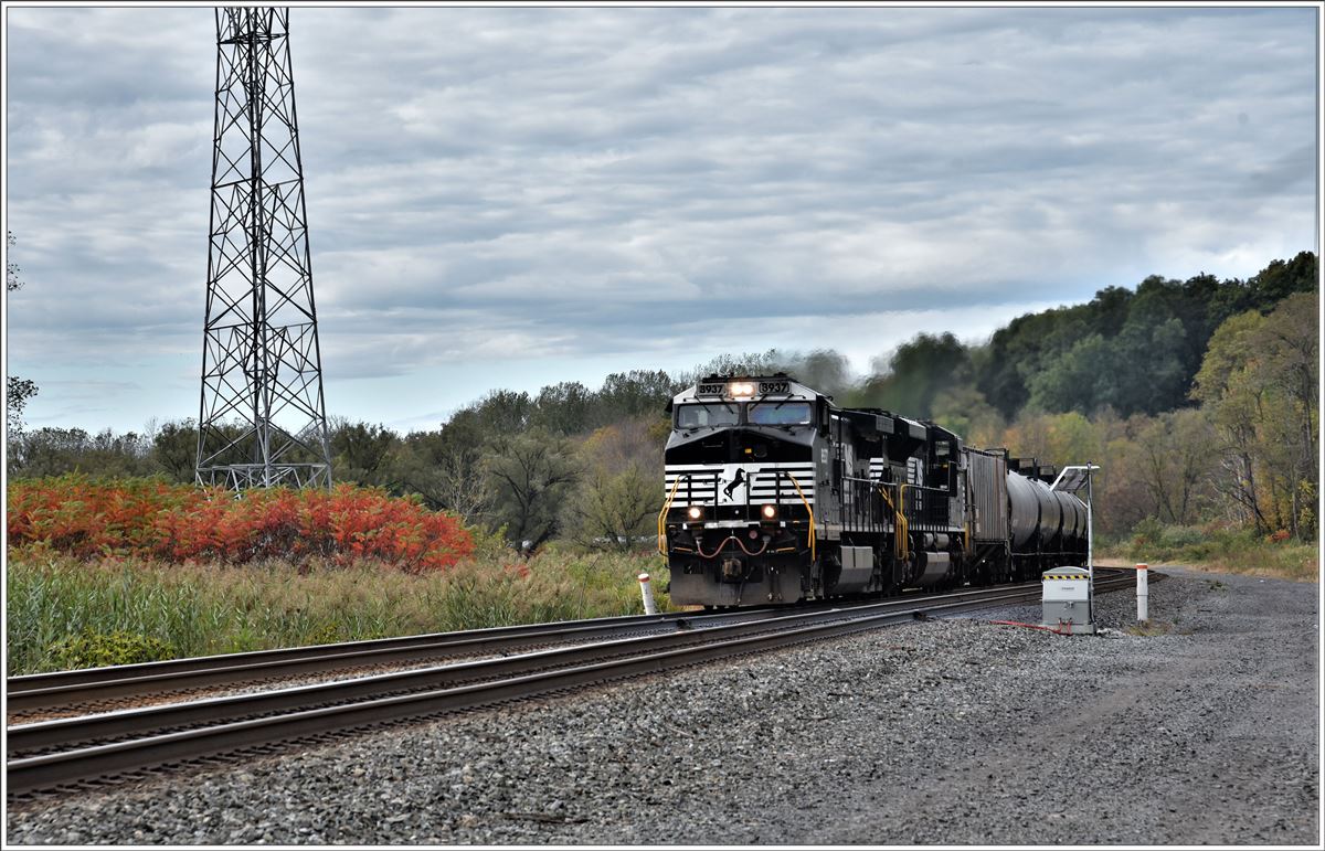 Norfolk Southern GE C44-9W 2235 und EMD SD70 ACe 1125 ziehen einen Zisternenganzzug ostwärts bei Fonda/NY. (13.10.2017)