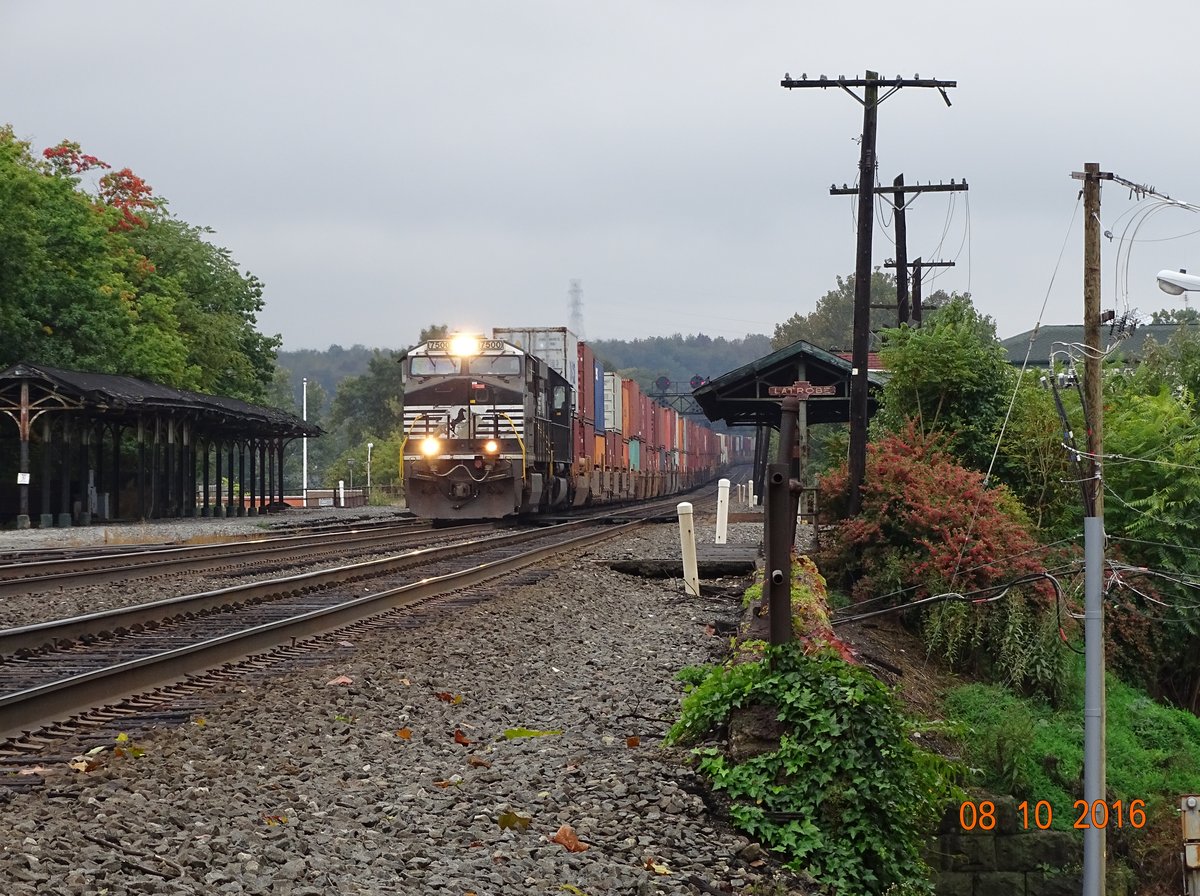 Norfolk Southern N° 7500 rumpelt mit Doublestack Containerzug durch den altersschwachen Bahnhof in Latrobe Pennsylvania.