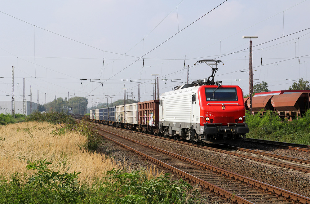 Normalerweise fährt der sogenannte  Bous-Zug  von Düsseldorf über Langenfeld und Leverkusen Mitte Richtung Süden.
An diesem Tag jedoch wurde er umgeleitet.
Die Prima mit der Nummer E 37 517 wurde vom Bahnsteigende im Hildener Bahnhof abgelichtet.
Aufnahmedatum: 08.09.2014