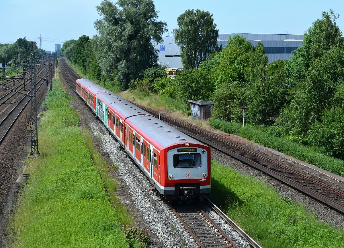 Normalerweise fahren die Züge der Hamburger S-Bahn-Baureihe 472/473 im 3er, 6er oder 9er Verband. Dieser hier - bei der Einfahrt in die Station  Billwerder-Moorfleet  hat nur 5 Wagen. 7.6.2014