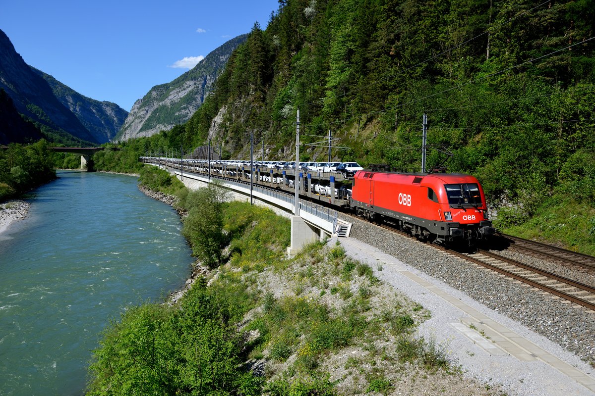 Normalerweise fotografiere ich diesen Zug auf der Summerauer Bahn, aber im schönen Salzachtal ist er natürlich auch recht. Am 22. Mai 2016 beförderte 1016.007 den ATGZ 47491 nach Jesenice und konnte bei Sulzau aufgenommen werden.