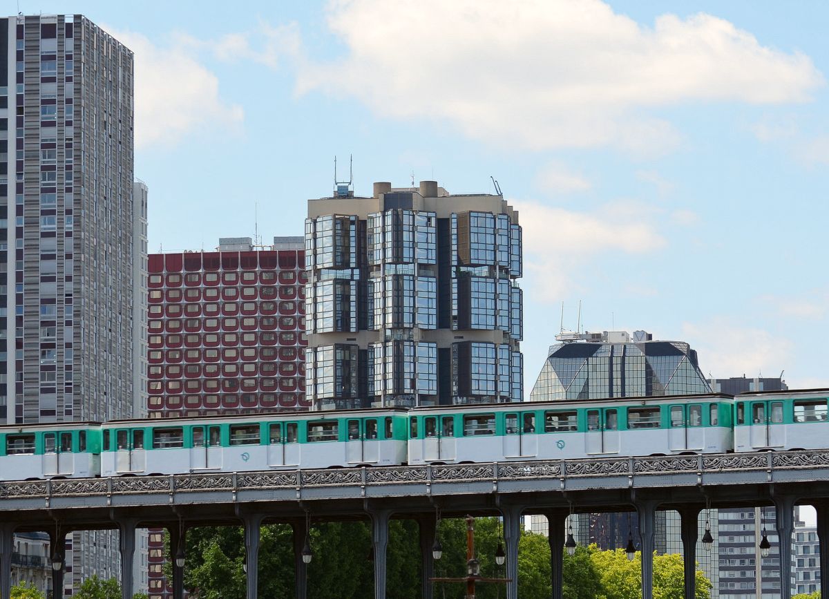Normalerweise geht der Blick auf die Pariser Metro-Linie 6 bei der Überquerung der Seine auf das Belle Epoque-Viertel Passy im Norden. Hier ein Bild von der Bebauung am südlichen Ufer. 6.7.2015