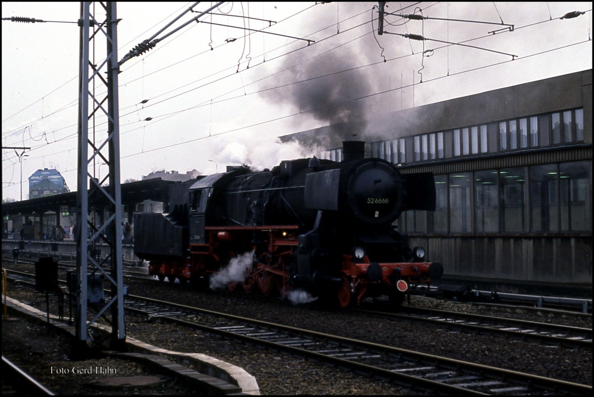 Normalerweise hätte ich bei dem schlechten Licht und Wetter keine 50 ziger fotografiert, aber 506666 mit Steifrahmentender unter Dampf musste ich machen.
Die Aufnahme entstand zufällig im Bahnhof Berlin Lichterfelde, als ich am 17.4.1992 früh morgens mit einer Eisenbahn Fotogruppe im Bahnhof Berlin Lichterfelde auf einen Zug nach Warschau warteten. 