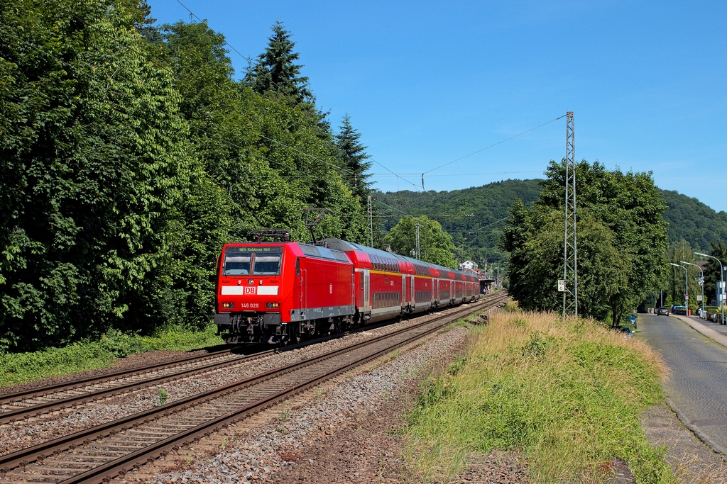 Normalerweise kommt der RE 5 nach Koblenz geschoben. Am 14.6.2015 war aber der RE 10511 mit 146 029 umgekehrt gereiht. Mit +1 ging es aus Oberwinter heraus