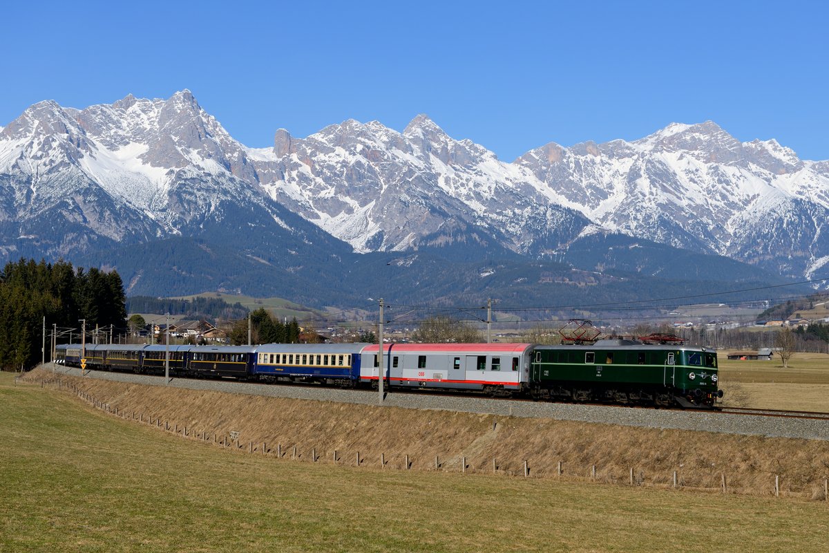 Normalerweise mache ich um Sonderfahrten mit historischen Fahrzeugen einen großen Bogen. Zu sehr stören mich die meist nicht zur Gegend passenden Fahrzeuge, die bunt zusammengewürfelten Garnituren und der Massenauflauf an Eisenbahnfans. Bei der mustergültig aufgearbeiteten und vom Club 1018 betreuten 1010.10 machte ich jedoch mal eine Ausnahme. Am 20. März 2016 beförderte sie einen SE 14379 von Hofgarten nach Wien Westbahnhof und kam somit auf einer ihrer langjährigen Stammstrecken zum Einsatz. Bei Gerling im Pinzgau konnte ich den Zug vor der imposanten Kulisse des steinernen Meeres aufnehmen. Der im Upgrade-Design gehaltene Dmsz hinter der Lok passt stilistisch zwar  wie die Faust auf's Auge , hebt aber den Kontrast und wird inzwischen auch so selten eingesetzt wie eine Museumslok.