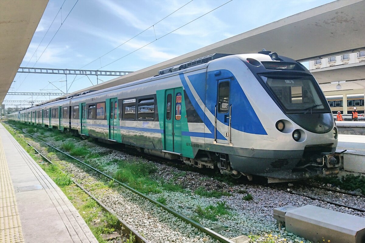 Normalspur-Elektrotriebzug der koreanischen Firma Hyundai Rotem im Hauptbahnhof Tunis am 14.3.2020 für den Vorortverkehr