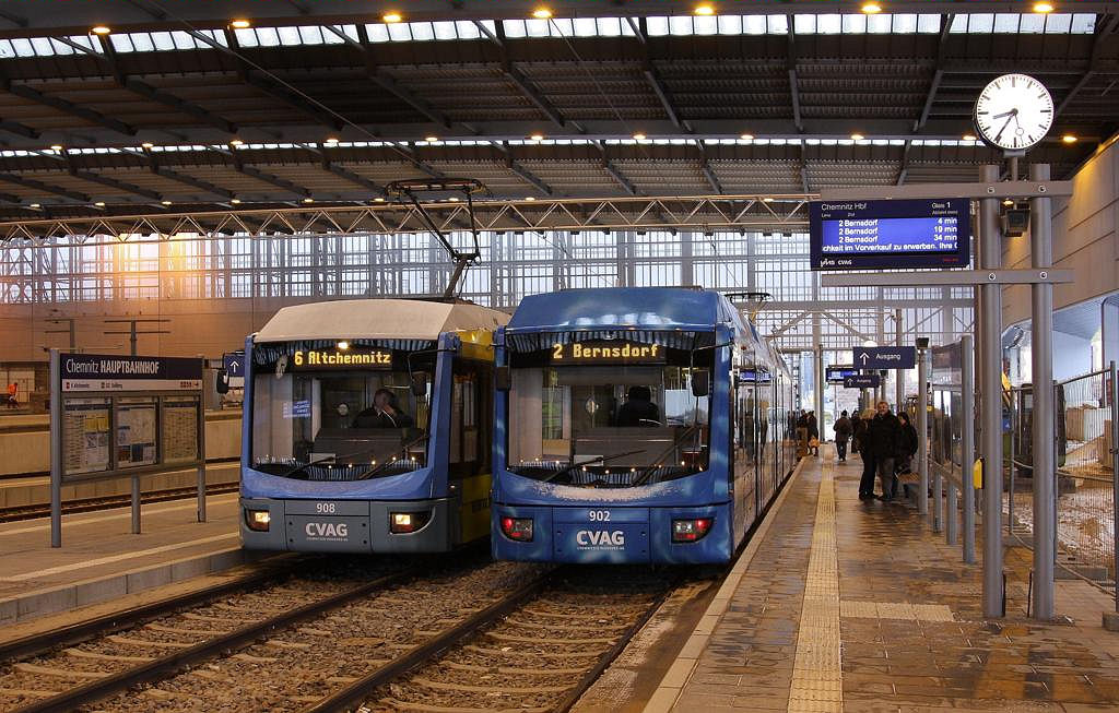 Normalspurige Tram Bahnen verkehren in Chemnitz. Die Linie 2 endet derzeit genau
in der Bahnhof Halle des HBF. Am 7.12.2013 bekam ich dort morgens die Wagen 902 und 908 vor die
Linse.