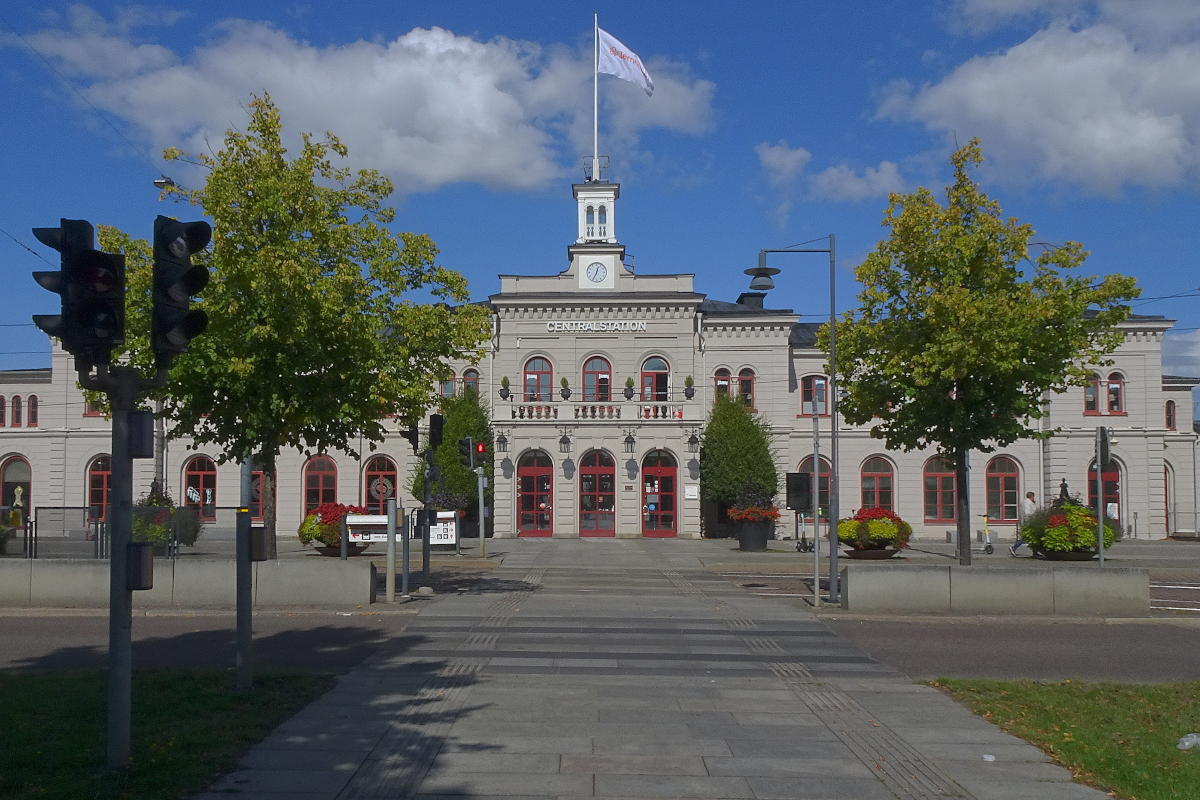 Norrköping liegt an der Hauptstrecke Malmö - Stockholm. Dort legten wir einen Stop ein, um uns nach viereinhalb Stunden Fahrt im X2 die Beine vertreten zu können. Zu sehen ist der Hauptbahnhof Norrköping C vom Vorplatz aus. Fahrkartenschalter gibt es dort keine mehr.
Dafür gint es in Norrköping noch eine Straßenbahn, einer von drei Betrieben in Schweden. (Die beiden anderen sind Stockholm und Göteborg.) Alle anderen habe 1967 den Betrieb eingestellt: Damals wurde auf schwedischen Straßen der Rechtsverkehr eingeführt. 22. August 2021