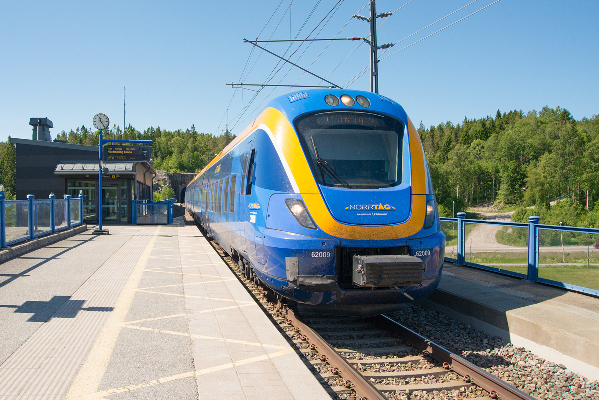 Norrtåg-Regionaltriebwagen 62009 am 11.06.2018 im Haltepunkt Husum