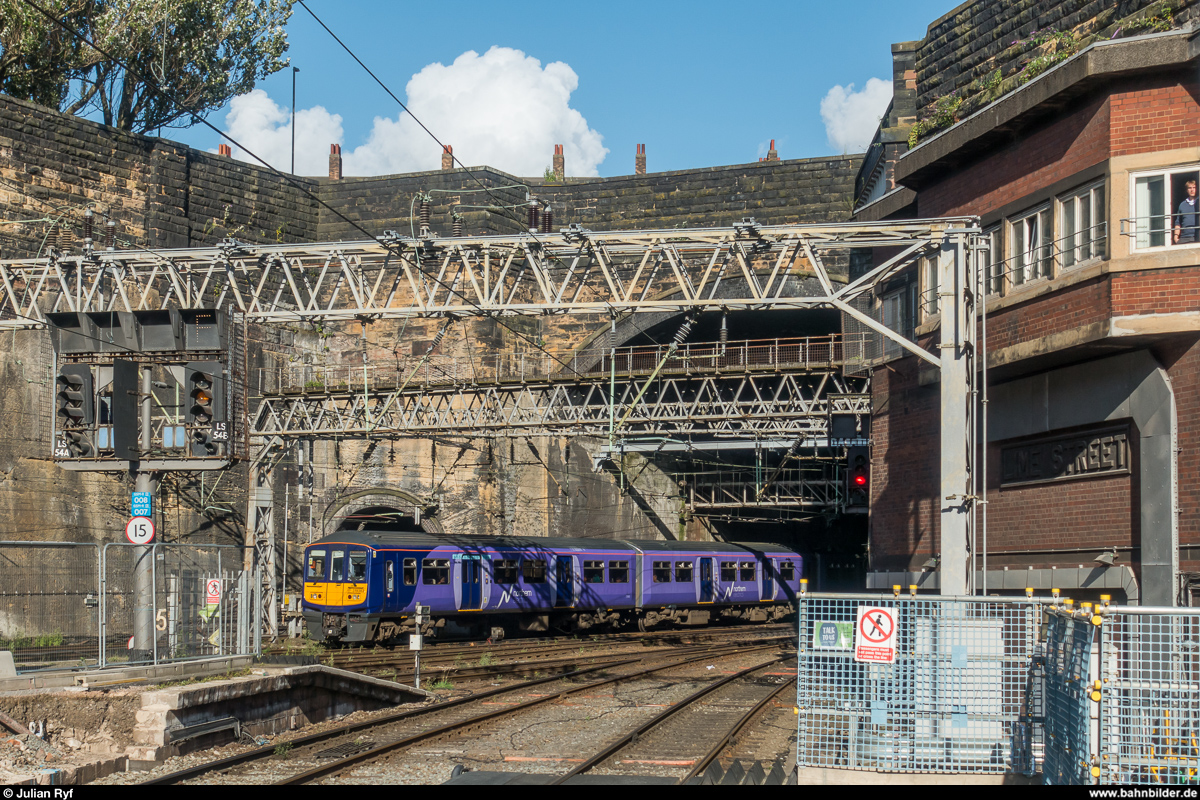 Northern 319 383 erreicht am 17. August 2017 Liverpool Lime Street. Die Zufahrt zum Bahnhof erfolgt durch einen langen Einschnitt durch die Stadt, welcher immer wieder von Brücken überdeckt wird.
