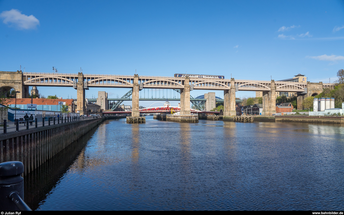 Northern Class 156 am 27. April 2019 auf der High Level Bridge zwischen Gateshead und Newcastle.