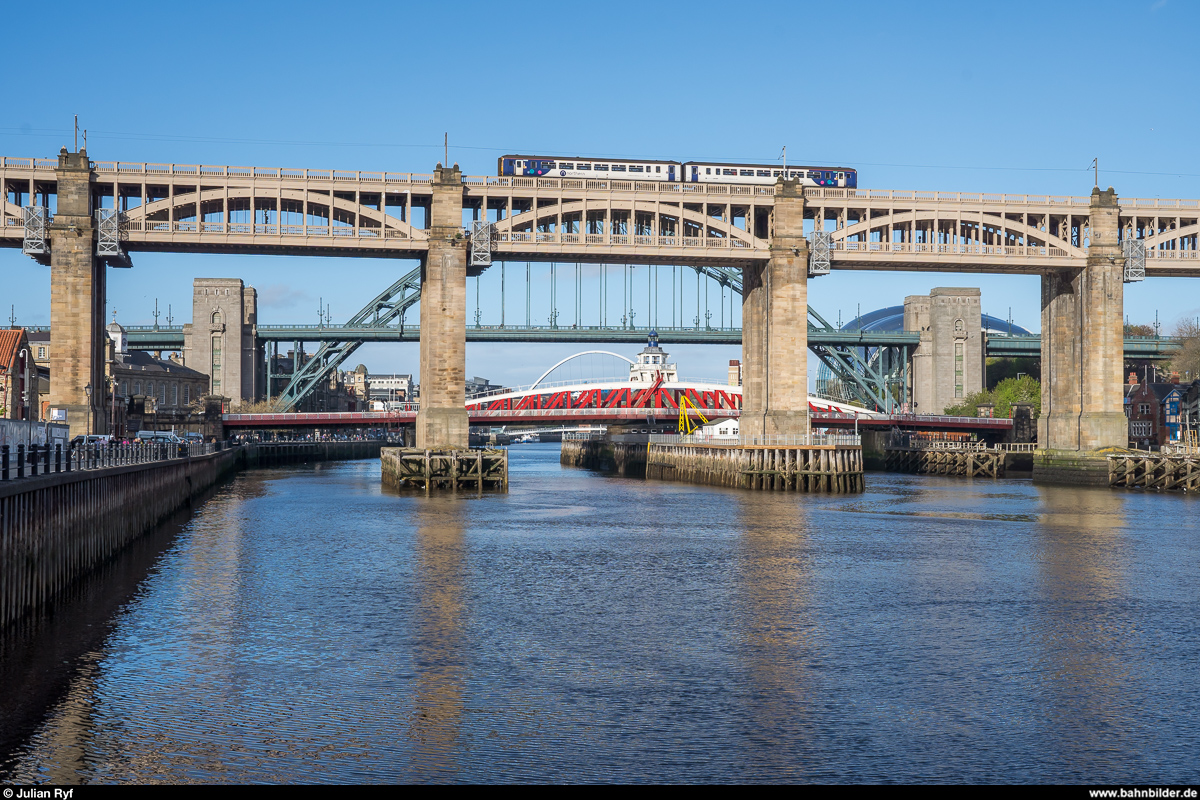 Northern Class 156 am 27. April 2019 auf der High Level Bridge zwischen Gateshead und Newcastle. Dahinter die Swing Bridge, Tyne Bridge und die Gateshead Millennium Bridge.