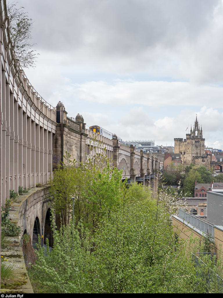 Northern Class 156 überquert am 27. April 2019 die von Robert Stephenson erbaute High Level Bridge in Newcastle. Im Hintergrund Newcastle Castle.