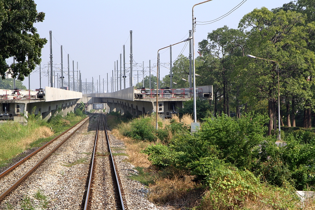 Northern Line Strecken-Km 5,90 am 10.Dezember 2023. - Das vorläufige Ende der Hochtrasse rechts und links im Bild ist Teil der geplanten und teilweise schon im Bau befindlichen Verlängerung der SRTET Red Lines nach Hua Lamphong und weiter über Mahachai nach Pak Tho an der SRT Southern Line.