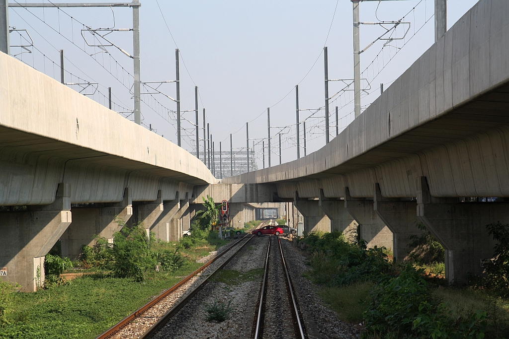 Northern Line Strecken-Km 6,25 am 10.Dezember 2023. - Die Hochtrasse rechts und links im Bild ist Teil der geplanten und teilweise schon im Bau befindlichen Verlängerung der SRTET Red Lines nach Hua Lamphong und weiter über Mahachai nach Pak Tho an der SRT Southern Line.