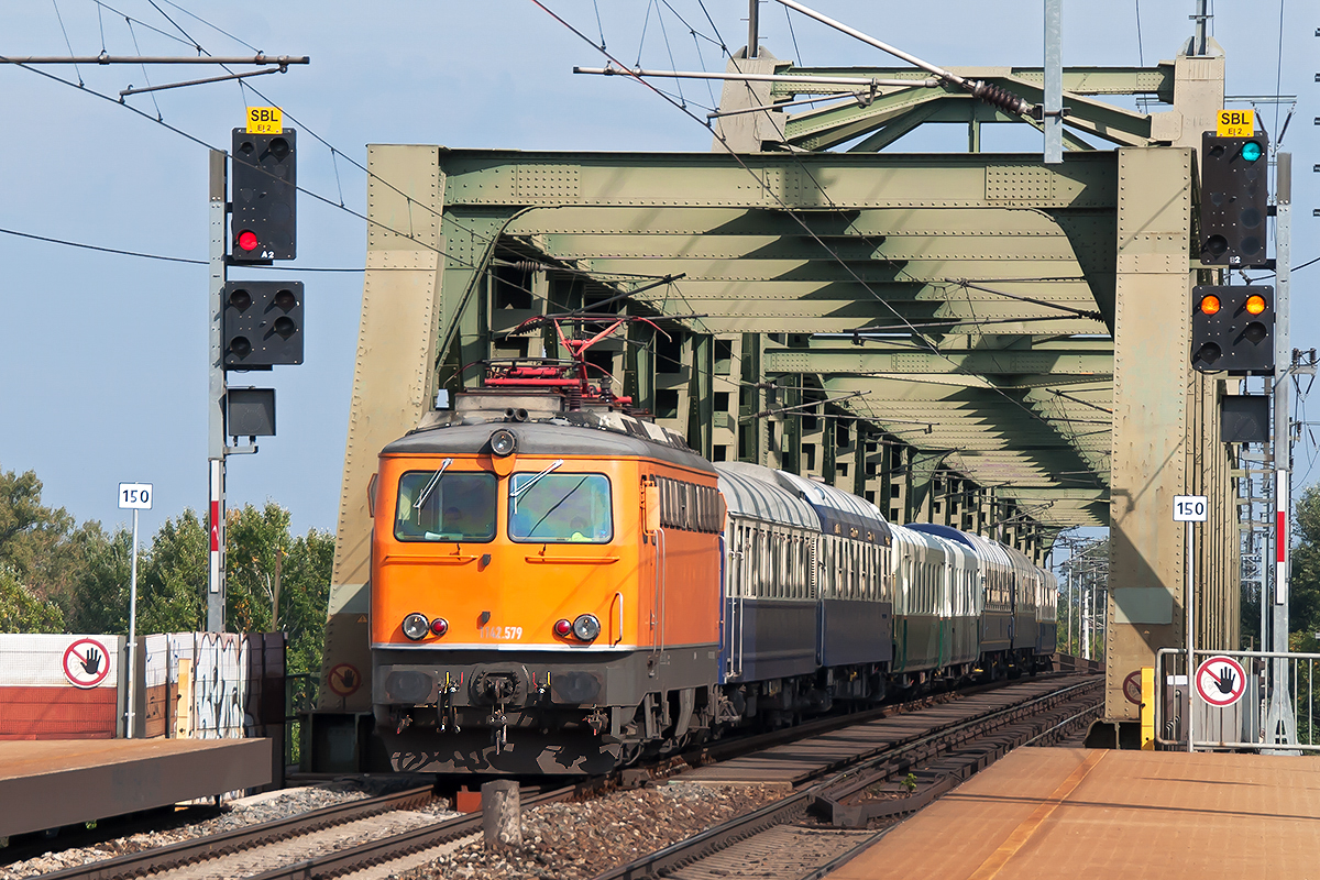 Northrail 1142 579 überquert mit einem Sonderzug nach Hegyeshalom die Donau in Wien. Das Foto entstand am 07.10.2018.