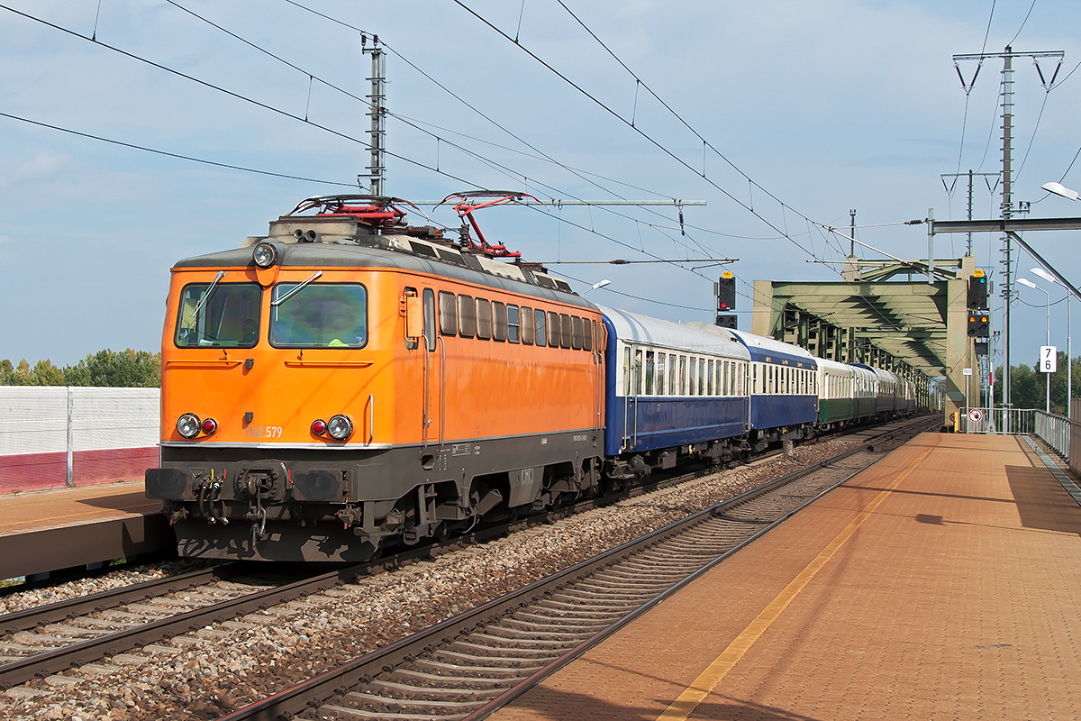 Northrail 1142 579, unterwegs mit einem Sonderzug nach Hegyeshalom in Wien Praterkai.  Das Foto entstand am 07.10.2018.