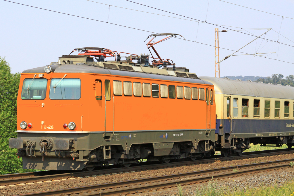 Northrail 1142 635-3 am BÜ 75,1 nördlich von Salzderhelden am 10.08.2015  15:58 in Richtung Göttingen  Lokdaten: Hersteller SGP; Baujahr 1974 Nr.70689