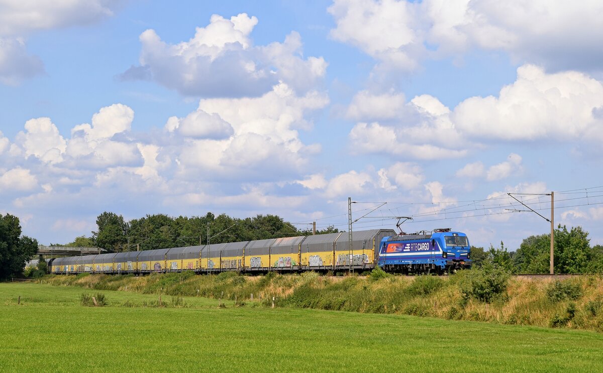 Northrail 192 014, vermietet an RTB Cargo, mit ARS-Altmann-Autotransportzug in Richtung Osnabrück (Hüde, 05.08.2021).