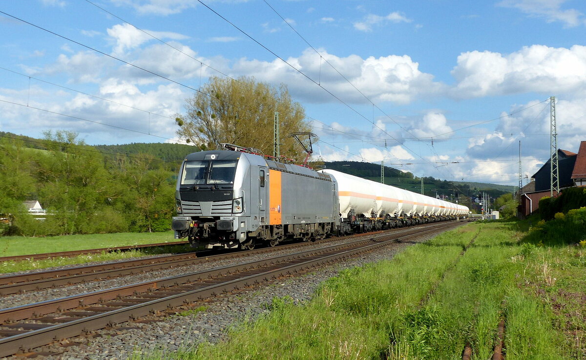 northrail 193 921 mit Gaskesselwagen Richtung Bebra, am 19.05.2021 in Oberhaun.