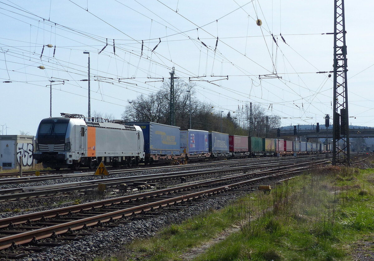 northrail 193 922-2 pausiert am 11.04.2022 mit einem KLV in Bad Hersfeld.