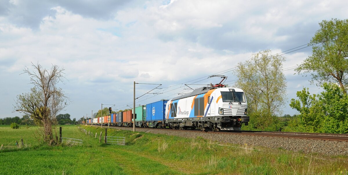 Northrail 248 015, vermietet an RheinCargo, mit Containerzug DGS 68735 Bremen-Grolland - Bönen (Hüde, 06.05.2022).