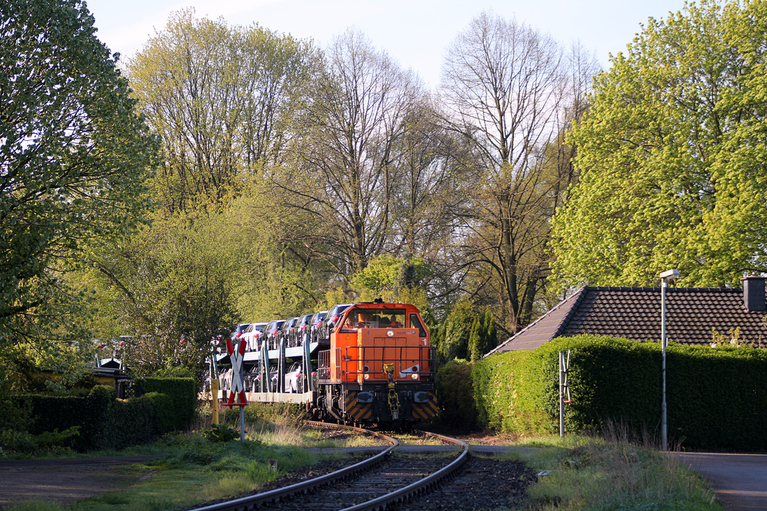 Northrail 271 025 (damals im Leiheinsatz für Hafen Krefeld) // Krefeld; Bahnübergang Hüttensteig // 9. April 2014
