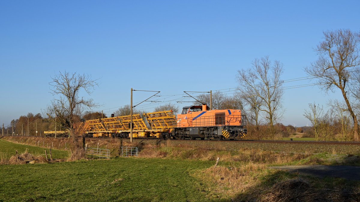 Northrail 275 105, vermietet an Bocholter Eisenbahn GmbH, mit Schräglade- und Niederbordwagen in Richtung Osnabrück (Hüde, 02.03.2021).