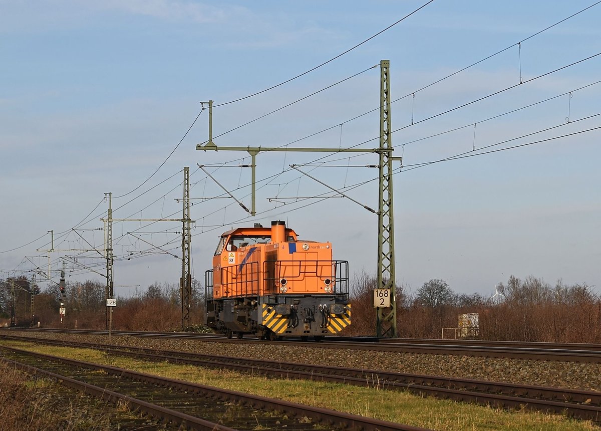 Northrail 6 (275 837), vermietet an Bocholter Eisenbahn GmbH, ist am 29.12.17 bei Diepholz in Richtung Osnabrück unterwegs.