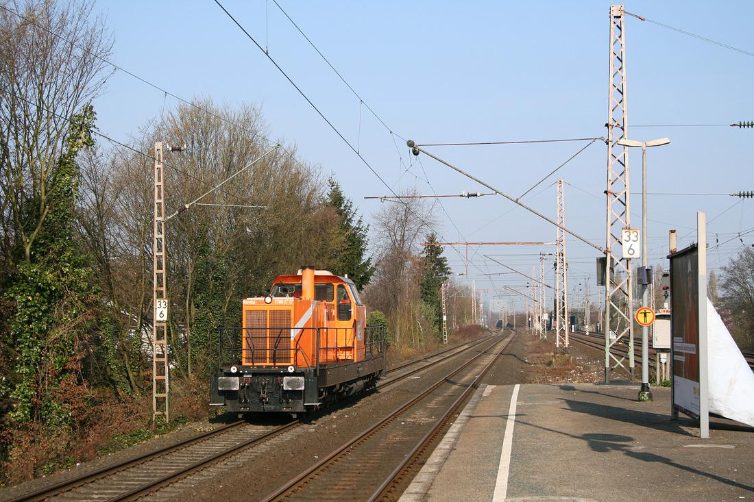 Northrail 98 80 0421 007-6 D-VTLT (Zum Aufnahmezeitpunkt durch die Logistik auf Schienen GmbH angemietet und durch die Bahnen der Stadt Monheim GmbH im Einsatz). // Aufgenommen vom Bahnsteig der S-Bahn-Station Düsseldorf-Eller Süd. // 24. März 2012