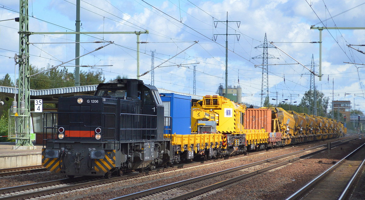 Northrail G 1206 (NVR-Nummer: 92 80 1276 037-9 D-NRAIL), aktueller Mieter mir unbekannt, mit dem Gleisbau-Maschinenzug der Berliner Fa. MGW Gleis- und Weichenbau-GmbH & Co. KG mit Material-, Förder- und Siloeinheit-Wagen (MFS 100) des Erzeuger Plasser & Theuer, KIROW Gleisbauschienenkran KRC 810 T + Schutzwagen und Plasser & Theurer RM 95-700 Bettungsreinigungsmaschine für Gleise und Weichen mit einer Aushubkette, einer Siebanlage und Beiwagen bei der Durchfahrt Bahnhof Flughafen Berlin Schönefeld.